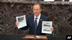 El representante de la acusación de la Cámara de Representantes, Adam Schiff, demócrata de California, sostiene documentos redactados mientras habla durante el juicio de destitución contra el presidente Donald Trump.