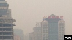 2015年12月20日16时起，北京地区雾霾开始加重。当时北京朝阳区使馆区附近街道灰雾茫茫。