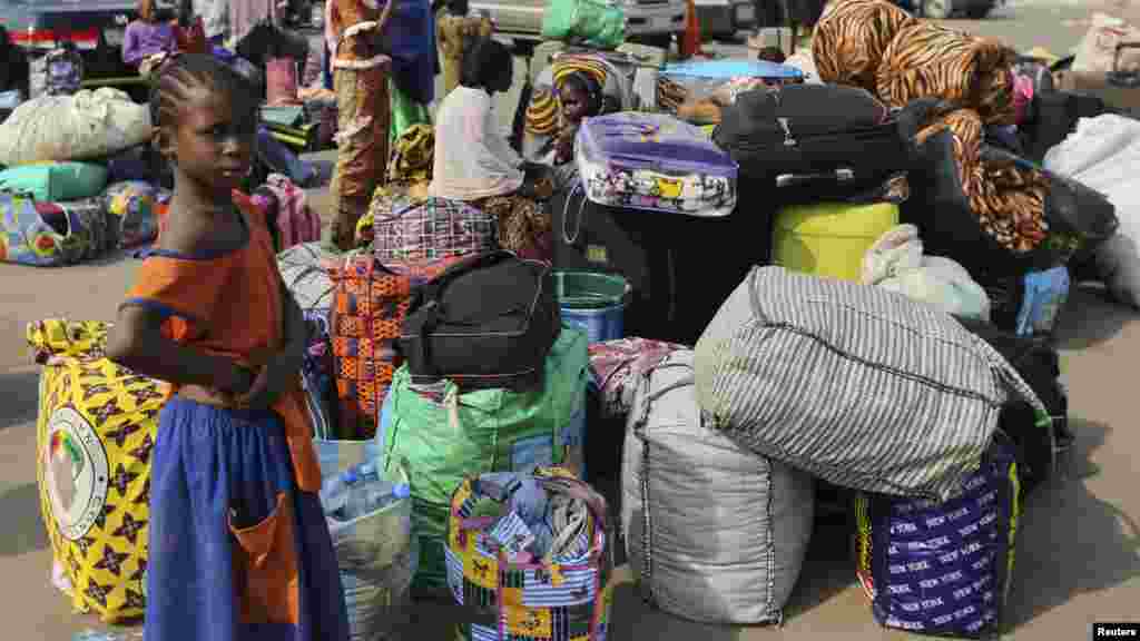 'Yan Najeriya da aka kwaso daga Afirka Ta Tsakiya suna shirin su yi balaguro zuwa garuruwansu dake jihohi daban daban daka filin saukar jiragen sama na kasa da kasa na Nnamdi Azikiwe dake Abuja ranar 6 ga watan Janairu na shekarar 2014.