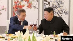 Presiden Korea Selatan Moon Jae-in bersama Pemimpin Korea Utara Kim Jong-un dalam jamuan santap siang di Samjiyon Guesthouse, provinsi Ryanggang, Korea Utara, 20 September 2018.