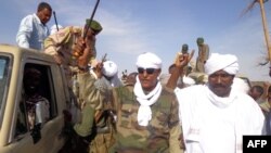Moussa Hilal (au Centre), salue ses partisans à son arrivée à Nyala, la capitale de l'État du Sud Darfour, le 7 décembre 2013. (AFP PHOTO)