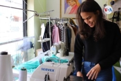 'Balvina' Muñoz es la mano derecha de su madre, quien fuese perseguida política en Venezuela, en un taller de costura en Bogotá. Foto: [Karen Sánchez]