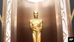 Une statue du prix du cinéma Oscar est exposée au théâtre des Oscars à Dolby, Los Angeles, 2 mars 2014.