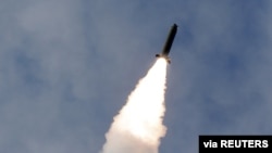 朝鮮近日發射的一枚彈道導彈（朝中社提供）。