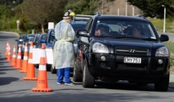 Staf medis melakukan tes Covid-19 dari bagi pengunjung salah satu pusat kegiatan komunitas di Christchurch, Selandia Baru, 13 Agustus 2020.