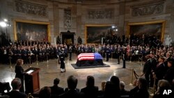 Вице-президент Камала Харрис произносит речь в честь бывшего президента Джимми Картера во время церемонии прощания с ним в Капитолии 7 января 2025 года (Вашингтон, Округ Колумбия)