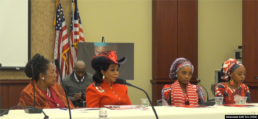 Wasu 'yan mata biyu da suka kubuta daga hannayen 'yan Boko Haram a majalisar Amurka tare da wasu wakilai a majalisa, Maris 7 shekarar 2018