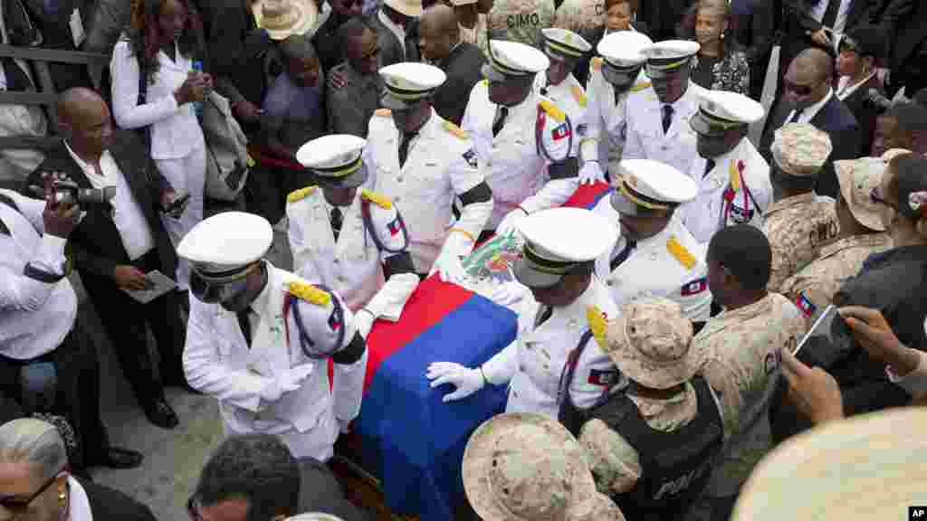 Les policiers escortent le cercueil contenant l'ancien président René Préval lors des funérailles à Port-au-Prince, en Haïti, le 11 mars 2017.