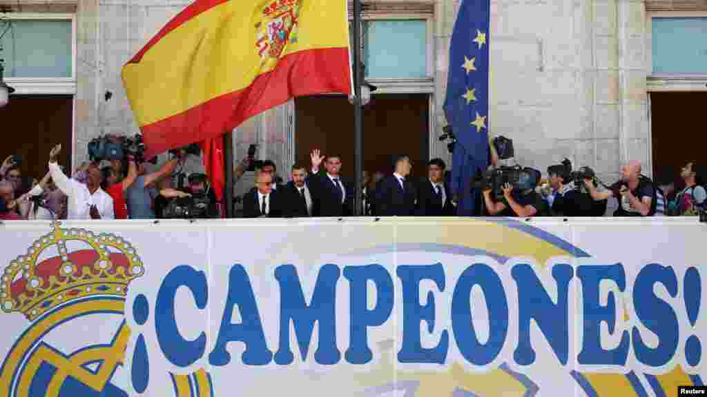 Les joueurs du Real Madrid célèbrent après avoir remporté le championnat d'Espagne, le 22 mai 2017.