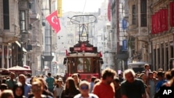 Suasana di Istiklal Avenue, jalan perbelanjaan utama kota kuno, Istanbul, Turki, 22 Agustus 2018. (Foto: dok).