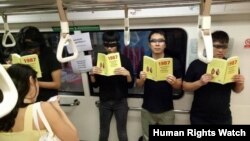 范國瀚等社運人士今年6月3在新加坡地鐵上默站抗議 - 人權觀察網站圖片