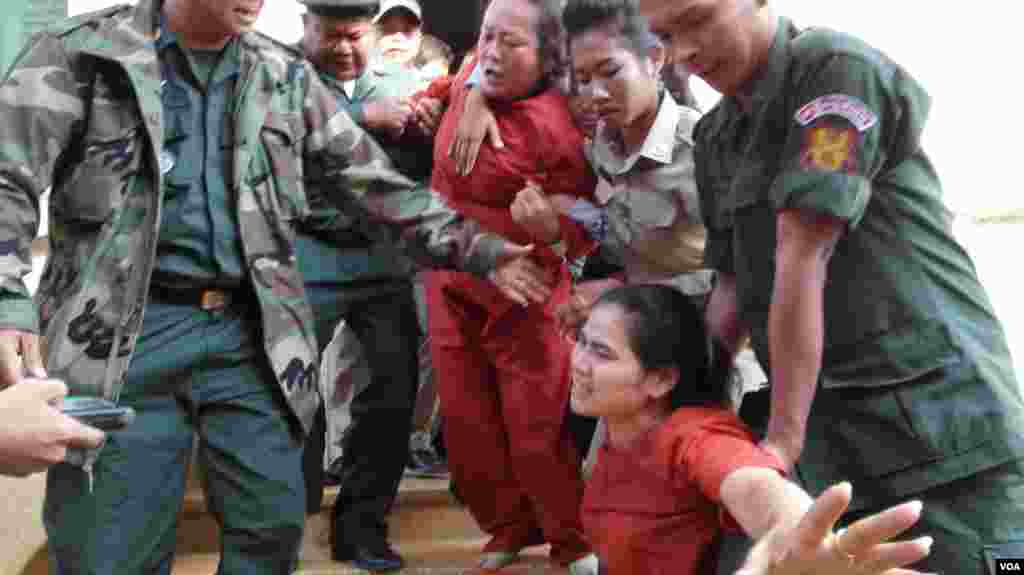 អ្នកស្រី ទេព វន្នី សកម្មជនបឹងកក់ និងគង់ ចាន់ ថា ត្រូវបានអនុរក្សពន្ឋនាគារបណ្តើរចេញពីបន្ទប់សវនាការ ក្រោយពីប្រកាសសាលក្រមរួច។