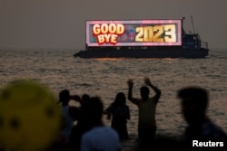 Doček Nove godine u Mumbaju u Indiji (Foto: REUTERS/Francis Mascarenhas)