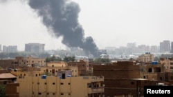 De la fumée s'élève de l'aéroport de Khartoum lors des affrontements entre les Forces de soutien rapide et l'armée à Khartoum.