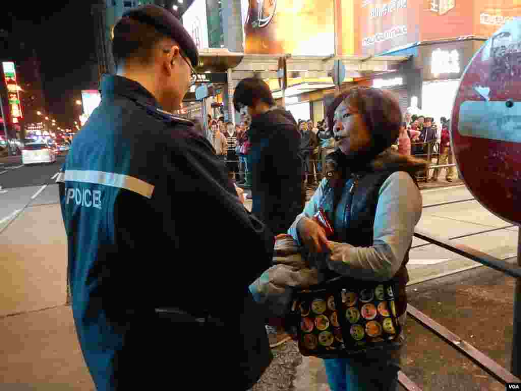 有「購物團」人士向警員表示在街上拾到港幣1元硬幣,要求警員登記資料