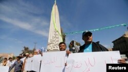 Para demonstran memprotes gerakan Houthi di Sana'a (23/1), sementara presiden Yaman mengajukan pengunduran dirinya, yang menambah kekacauan situasi di Yaman.