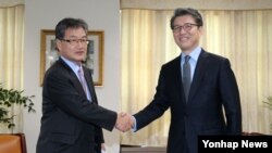 미국과 한국의 북핵 6자회담 수석대표인 조셉 윤 미 국무부 대북정책 특별대표(왼쪽)와 김홍균 외교부 한반도평화교섭본부장(오른쪽)이 1일 서울 세종로 외교부에서 회담에 앞서 악수하고 있다.