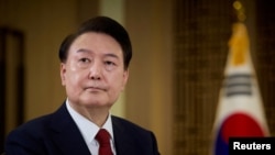 El presidente de Corea del Sur, Yoon Suk Yeol, habla durante una entrevista con KBS en la Oficina Presidencial en Seúl, Corea del Sur, el 4 de febrero de 2024. [Foto: Oficina Presidencial/Folleto vía Ruters]