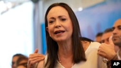 Maria Corina Machado, ganadora de la primaria opositora, habla a la prensa en Caracas el 26 de marzo de 2024.