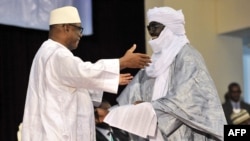 Le président malien Ibrahim Boubacar Keïta et le représentant touareg Mahamadou Djery Maiga le 20 juin 2015, à Bamako. (AFP PHOTO / HABIBOU KOUYATE)