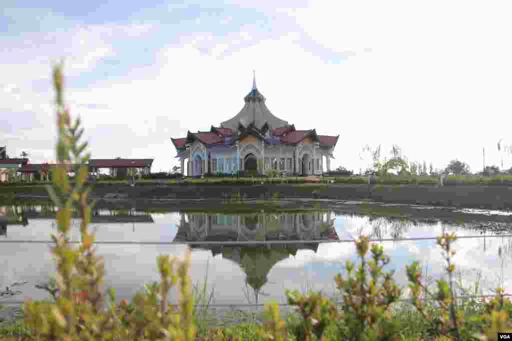 A fan shape pond sits directly in front of the nine-sided Baha’i temple, representing the nine great world religions in unity. The temple is built with a style that is supposed to keep with the community, way of life and natural environment of Battambang. (Rithy Odom/VOA)