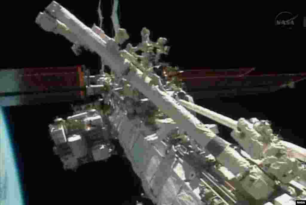 Para astronot Michael Hopkins dan Rick Mastracchio berjalan di luar angkasa di luar Stasiun Antariksa Internasional (21/12). (Foto: NASA)