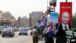 Плакати з портером Путіна на вулицях Каїру.