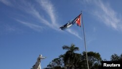 La estatua de José Martí, "Héroe Nacional", es escoltada en el Parque Central de La Habana, Cuba por la enseña nacional.