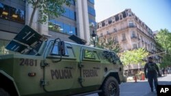 ARCHIVO - Una unidad especializada de la policía federal está estacionada afuera del edificio que alberga la embajada de Israel después de una amenaza de bomba en la embajada en Buenos Aires, Argentina, el 18 de octubre de 2023.