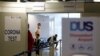 Wisatawan berbaris di Pusat Tes Corona baru di Bandara Dusseldorf di Dusseldorf, Jerman, 27 Juli 2020. (Foto: Reuters)