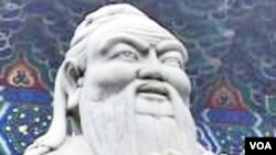 Patung Konfusius yang terletak di Kuil Konfusius di Beijing.