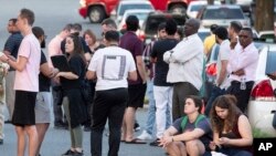 Ljudi se okupljaju kod ulaza u kampus Univerziteta Severne Karoline u Šarlotu posle pucnjave, 30. aprila 2019. (Foto: AP/Jason E. Miczek)