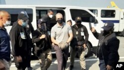 Kopral Marinir AS Joseph Scott Pemberton (tengah), tiba di bandara sebelum menaiki pesawat militer AS yang membawanya kembali ke Amerika Serikat, dari Manila, Filipina, Minggu, 13 September 2020. (Foto: Dinas Imigrasi Filipina via AP)