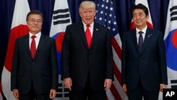 지난 2017년 문재인 한국 대통령과 도널드 트럼프 미국 대통령, 아베 신조 일본 총리(왼쪽부터)가 주요 20개국 정상회의가 열리고 있는 독일 함부르크에서 만찬회동을 가졌다.