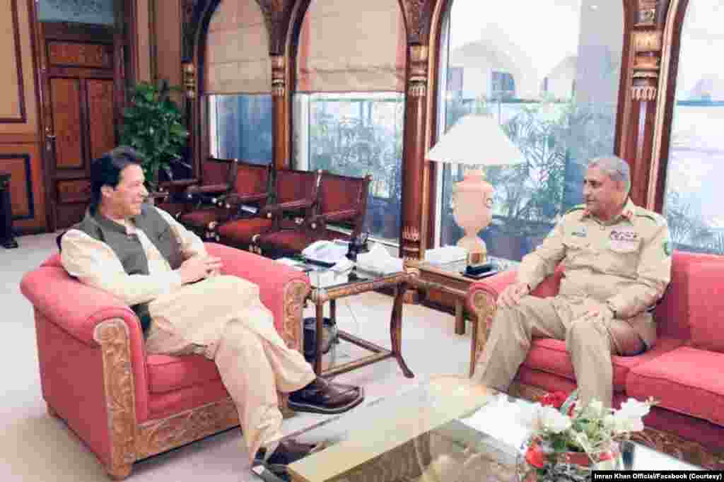 عمران خان کے ساڑھے تین سالہ دور میں سول اور ملٹری تعلقات میں کئی اتار چڑھاؤ آئے۔ ابتدا میں ان حکومت اور عسکری قیادت نے ایک صفحے پر ہونے کا تاثر عام کیا۔ 2019 میں وزیرِ اعظم نے آرمی چیف جنرل باجوہ کی مدتِ ملازمت میں توسیع کی اور بعد ازاں سپریم کورٹ کی ہدایت پر توسیع کے لیے قانون سازی بھی کرائی۔