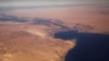 រូបឯកសារ៖ ព្រែកជីក Suez Canal ដែល​ភ្ជាប់​​សមុទ្រ​មេឌីទែរ៉ាណេទៅ​សមុទ្រ​ក្រហម​ត្រូវ​បាន​ថត​ពី​កញ្ចក់​បង្អួច​យន្ដហោះ​ស៊ីវិល​ដែល​ហើរ​លើ​ប្រទេស​អេហ្ស៊ីប។