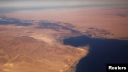 រូបឯកសារ៖ ព្រែកជីក Suez Canal ដែល​ភ្ជាប់​​សមុទ្រ​មេឌីទែរ៉ាណេទៅ​សមុទ្រ​ក្រហម​ត្រូវ​បាន​ថត​ពី​កញ្ចក់​បង្អួច​យន្ដហោះ​ស៊ីវិល​ដែល​ហើរ​លើ​ប្រទេស​អេហ្ស៊ីប។