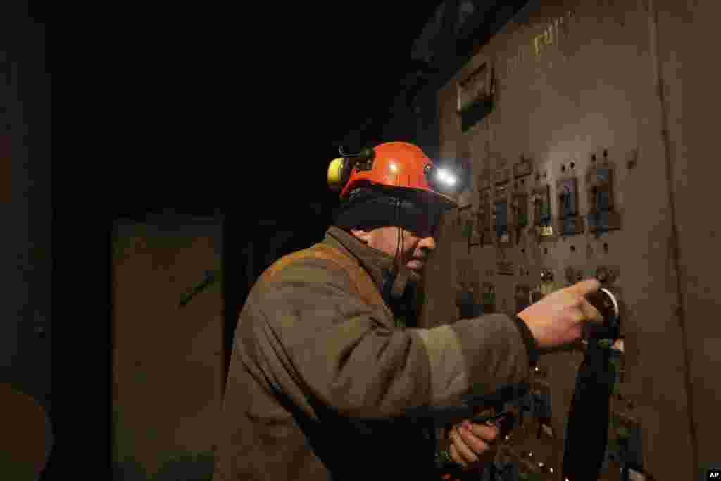 Un trabajador repara equipos en la planta de energía de DTEK en Ucrania, el 28 de noviembre de 2024. 