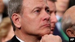 Le président de la Cour suprême des États-Unis, John Roberts, écoute le président Donald Trump prononcer son premier discours sur l'état de l'Union au Capitole, à Washington, le 30 janvier 2018.
