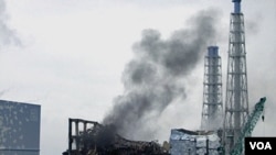 Asap hitam tampak membubung dari reaktor nomor 3 pada PLTN Fukushima, Jepang Senin (21/3).
