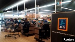 Archivo - Clientes comprando en el supermercado Aldi en Wheaton, Illinois.