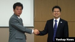 개성공단 남북공동위원회 산하 사무처가 30일 개성공단 종합지원센터에서 공식 업무를 시작한 가운데, 남측 이주태 사무처장(오른쪽)과 북측 윤승현 사무처장이 악수하고 있다.