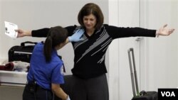 La oposición a los controles corporales llevó a la TSA a revisar algunos protocolos, aunque mantendrá los controles durante el Día de Acción de Gracias.
