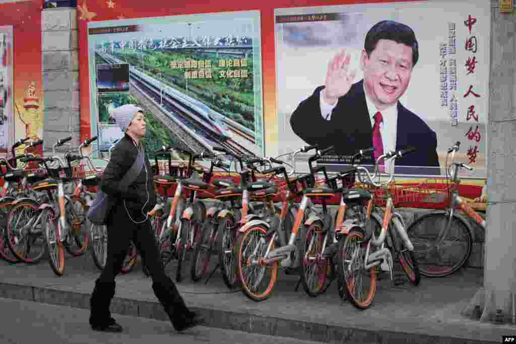 在北京的一面墙上展示的关于中国国家主席习近平、中国特色社会主义和四个自信的宣传画(2018年3月12日)。