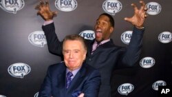 Regis Philbin (primer plano) y Michael Strahan bromean durante la fiesta de lanzamiento de la cadena Fox Sports 1.