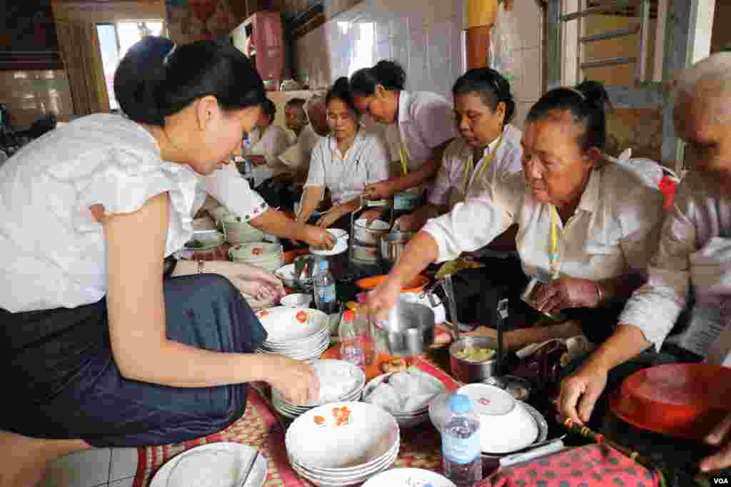 ប្រពលរដ្ឋកំពុងរៀបចំចង្ហាន់សម្រាប់ព្រះសង្ឃក្នុងថ្ងៃបិណ្ឌទី១៣ នៃពិធីបុណ្យភ្ជុំបិណ្ឌនៅរាជធានីភ្នំពេញ នៅថ្ងៃទី២៦ ខែកញ្ញា ឆ្នាំ២០១៩។ (កាន់ វិច្ឆិកា/VOA)