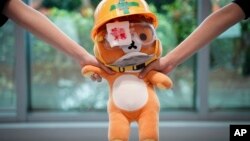 香港大学医学生2019年9月5日继续示威行动，手拉手组成的人链中有一只玩具小熊。