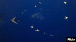 지난해 2011년 2월 괌에서 열린 '콥 노스(Cope North)' 훈련에서 미 공군 B-52 전략폭격기와 F-16 전투기, 미 해군 EA-6B 전자전기, 일본 항공자위대 F-16CJ 전투기와 F-15J 전투기, F-2 공격기가 편대비행하고 있다.