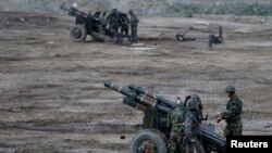Tentara Korea Selatan memeriksa persenjataan mereka dalam latihan militer dekat zona demiliterisasi di Paju, sebelah utara Seoul. (Foto: Dok)