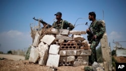Soldados sirios vigilan la carretera Damasco-Alepo en la ciudad central siria de Rastan, provincia de Homs, Siria, el 17 de julio de 2018.